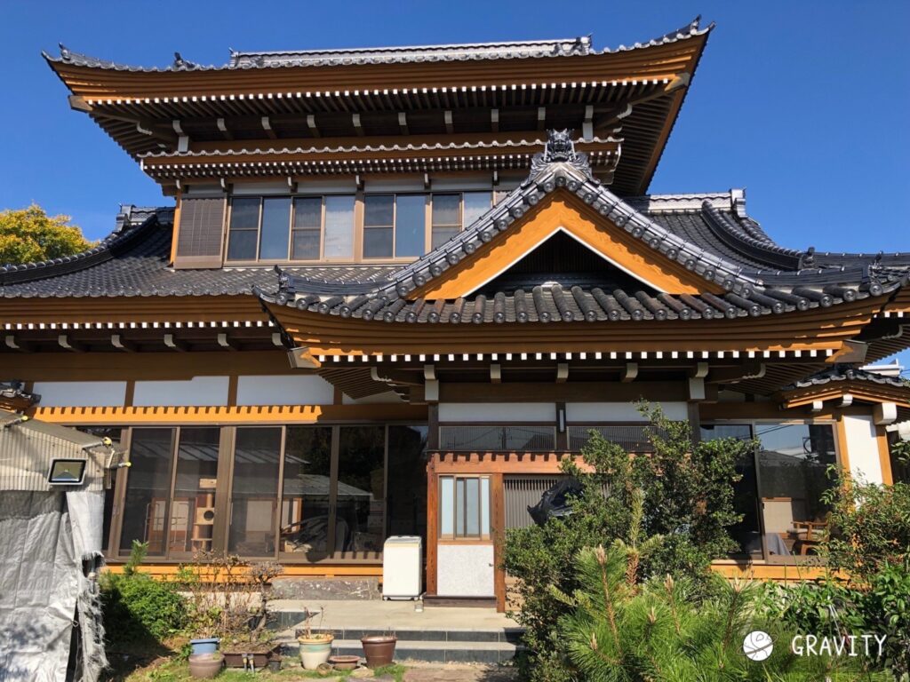 日立市の〇〇邸です。
とても立派な日本家屋の建物ですね!
・最初の3枚---before
・残りの3枚---after
天気の状況もありますが、とてもきれいに塗装されています。
空の青色と住宅がマッチ!!♡
お客様に喜んでいただけて、塗装職人が事務所に来て写真を見せながら嬉しそうに自慢してくると、私も嬉しい気持ちになり、とてもほっこりしました😊♡♡
柊住建株式会社 塗装職人 横山が施工を担当いたしました。